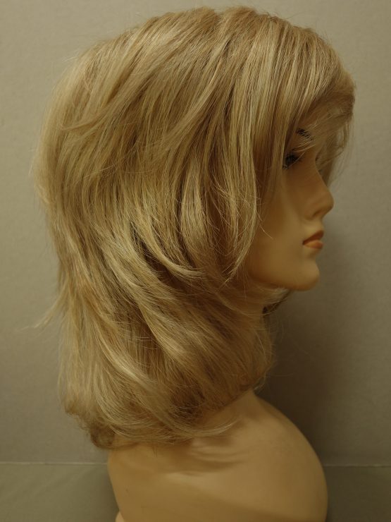 Krótka peruka wycieniowana w kolorze blond