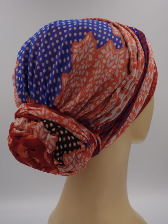 Kolorowy turban z dekoracją
