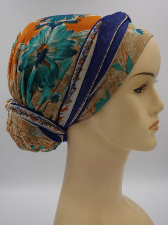 Kolorowy turban z dekoracją