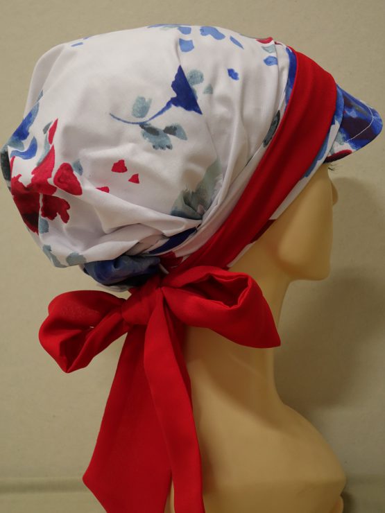 Biała chusta w czerwono-niebieskie kwiaty z daszkiem