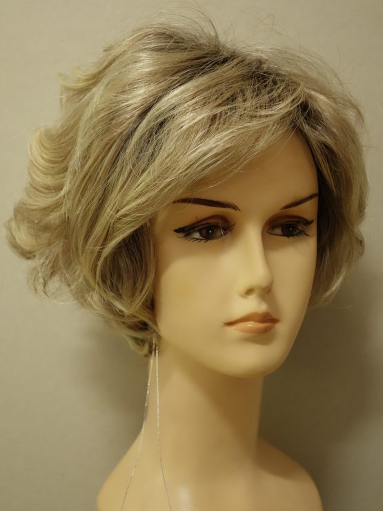 Krótka peruka blond na ciemniejszej podstawie lekko kręcona