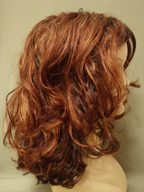 Półdługa peruka ruda z refleksami kręcona