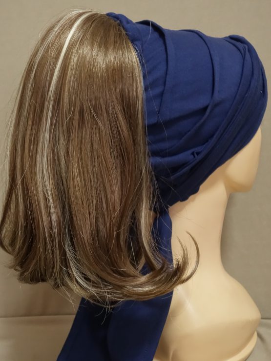 Włosy półdługie brąz z refleksami na opasce w kolorze granatowym