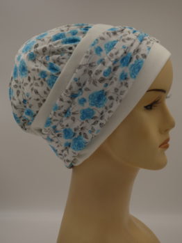 Biała modna czapka w niebieskie różyczki