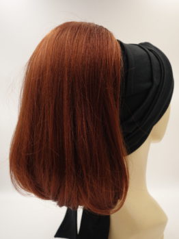 Włosy półdługie, proste, rude na opasce w kolorze czarnym