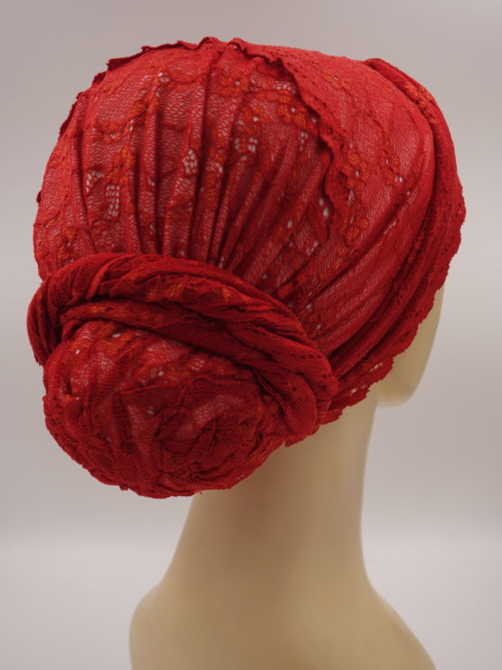 Czerwony turban z koronką i dekoracją