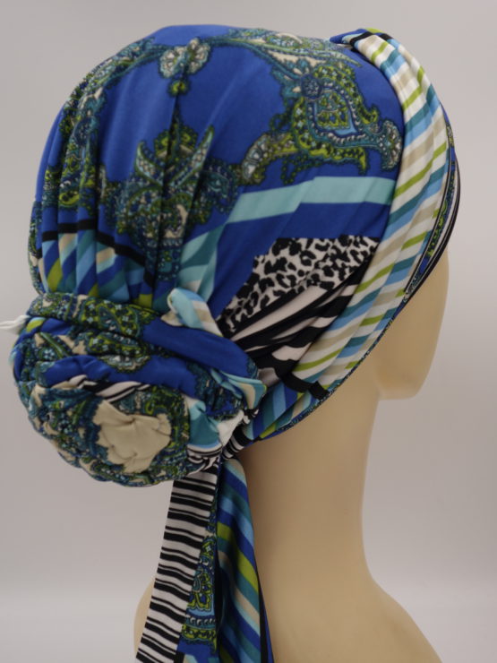 Niebieski turban we wzory z dekoracją