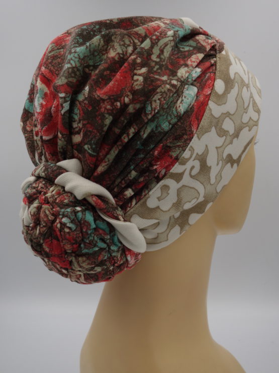 Kolorowy turban w kwiaty, drapowany