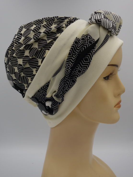 Ecru modna czapka z dekoracją we wzory