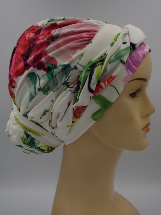 Kolorowy turban w kwiaty z plecioną dekoracją