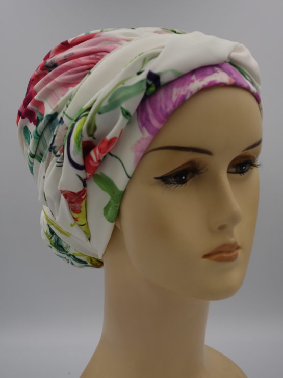 Kolorowy turban w kwiaty z plecioną dekoracją