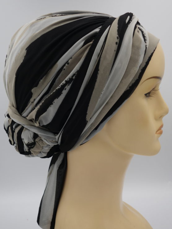 Beżowo-czarny turban we wzory z dekoracją