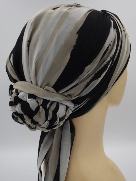 Beżowo-czarny turban we wzory z dekoracją