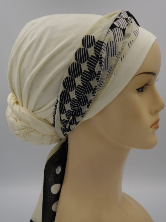 Waniliowy turban z dekoracją