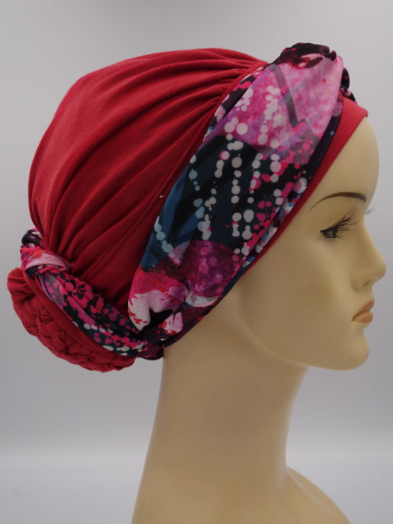 Czerwony turban z dekoracją