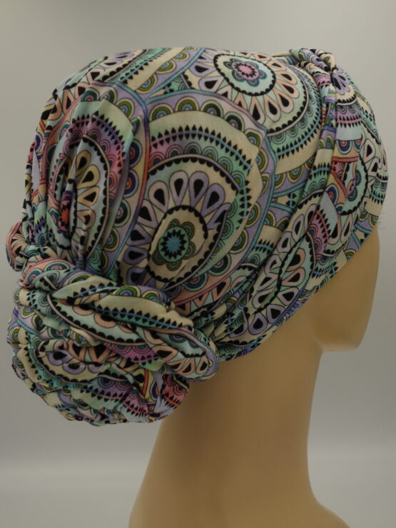 Kolorowy turban w geometryczne wzory